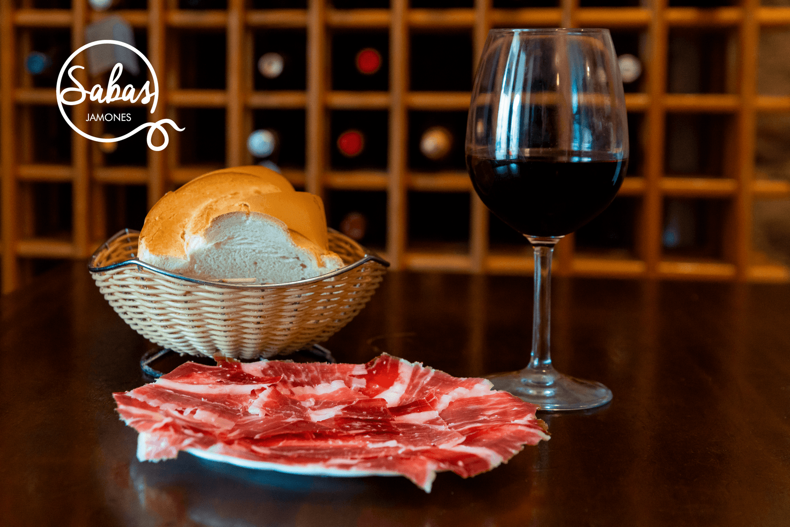 El vino tinto y el jamón es una combinación perfecta.