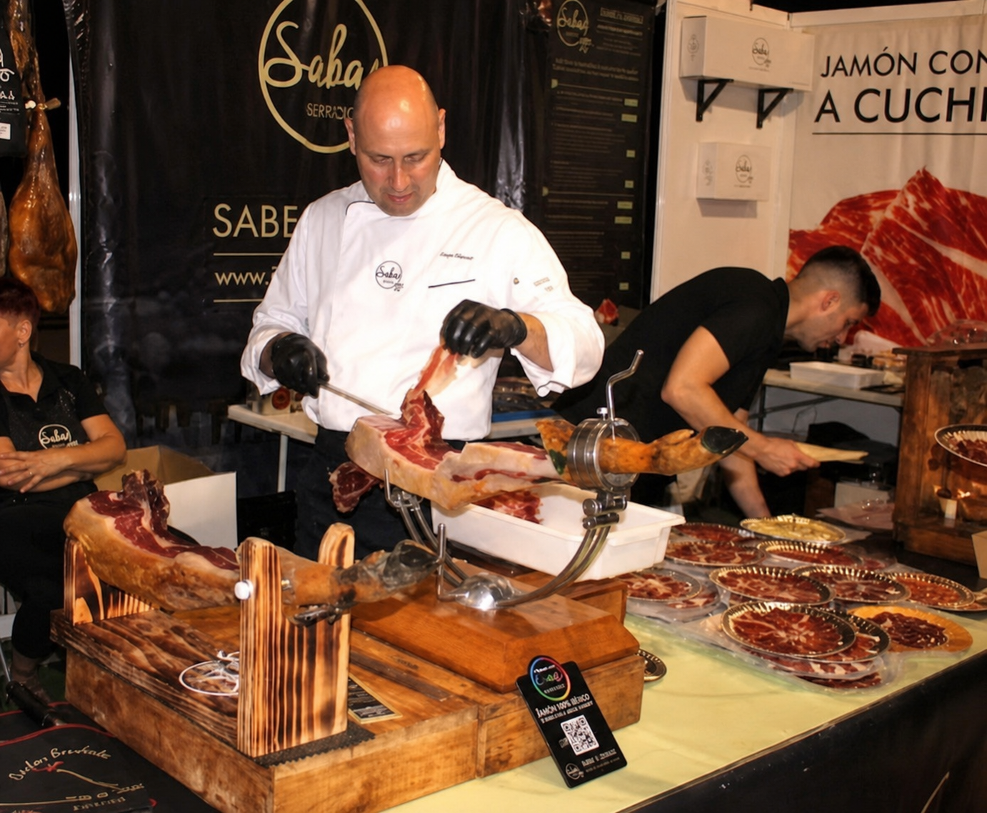 Cortador de Sabas Jamones preparando jamón en la Feria de Estepona 2026