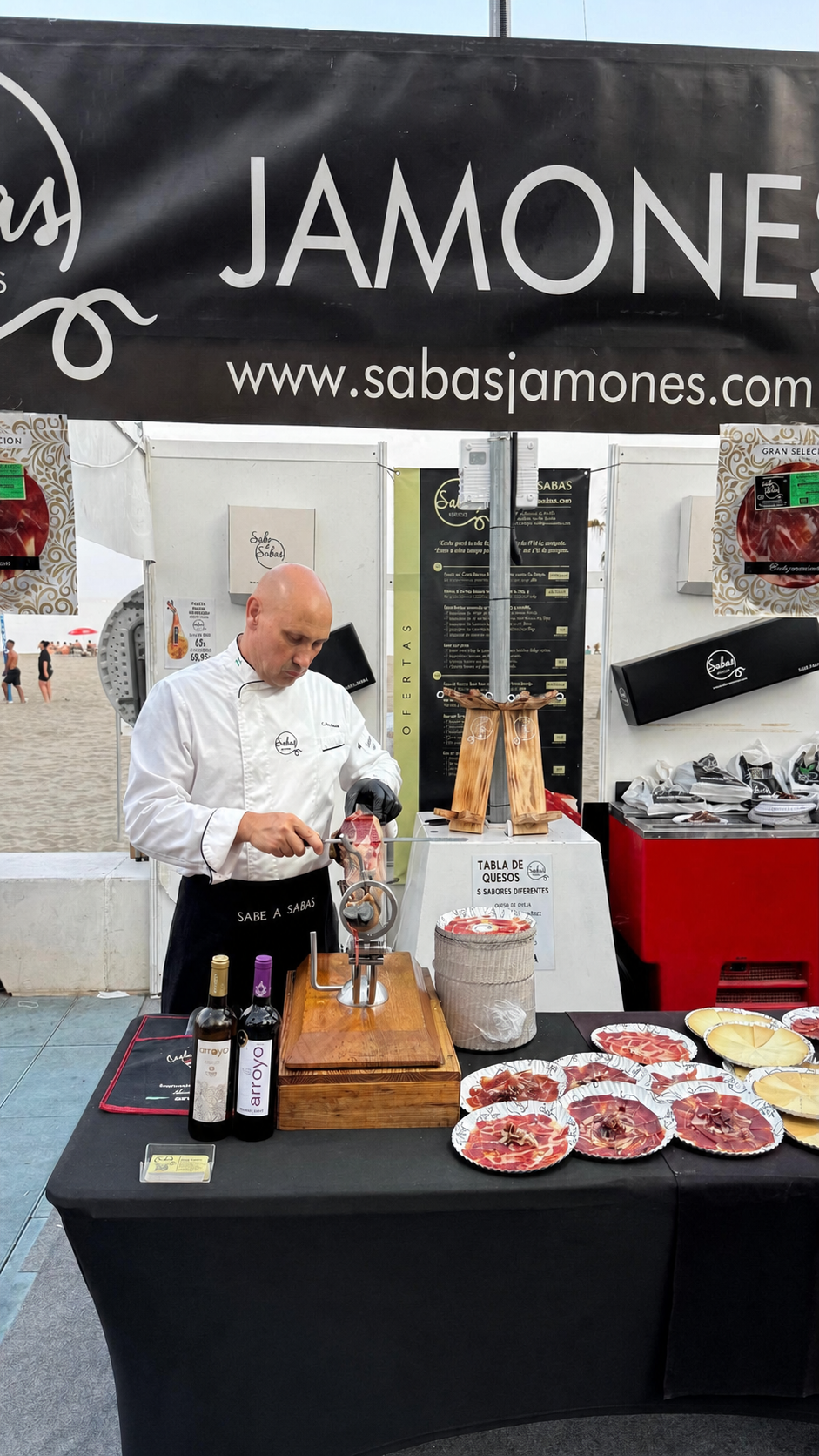 Cortador profesional de Sabas Jamones preparando jamón en Estepona