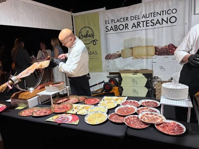 Cortador y productos en el stand de Sabas Jamones en Estepona 2026